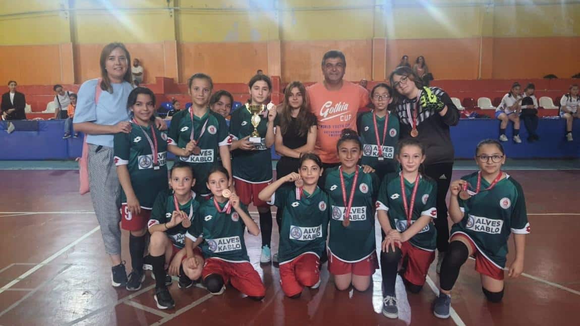 Küçük Kızlar Futsal Takımımız İlçe 3. Oldu